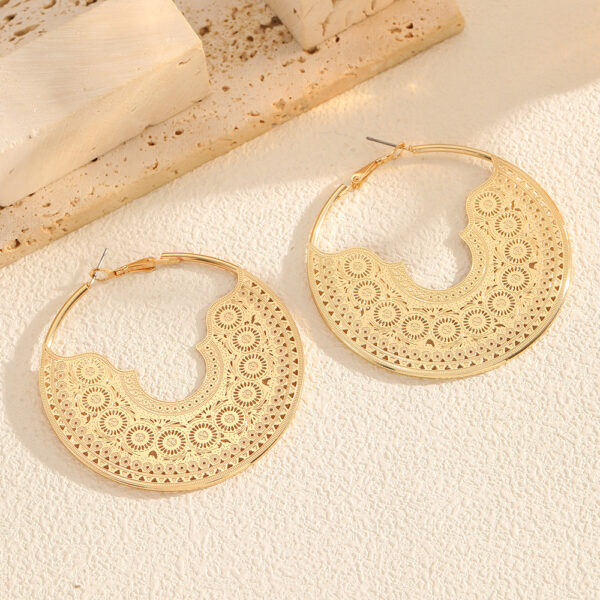 Exaggerated silver and gold large hollow geometric pattern hoop earrings for Bohemian vacation party outfit accessories, women's gifts. - 图片 3
