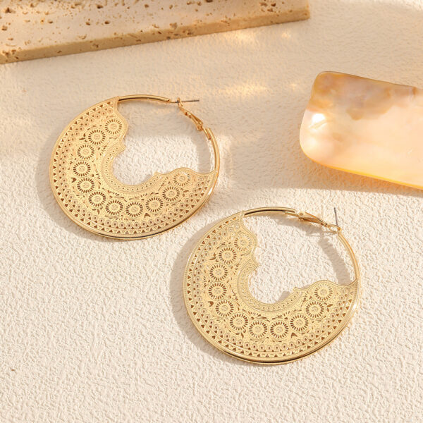 Exaggerated silver and gold large hollow geometric pattern hoop earrings for Bohemian vacation party outfit accessories, women's gifts. - 图片 4