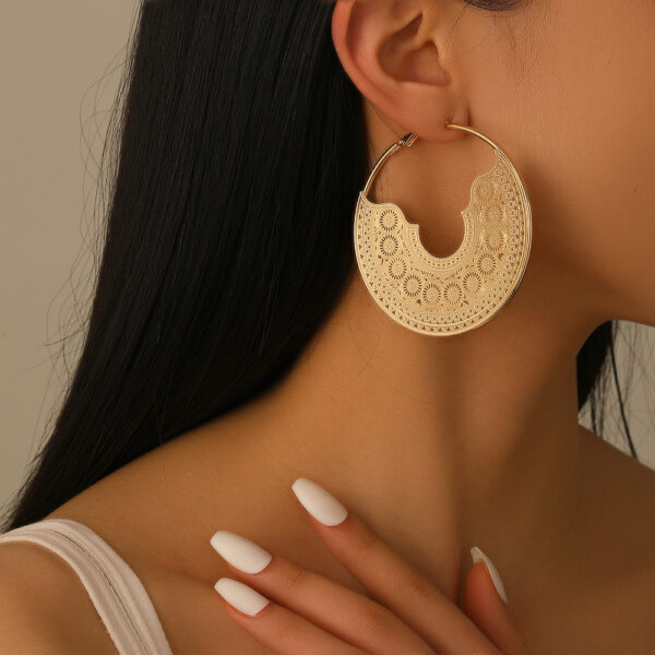 Exaggerated silver and gold large hollow geometric pattern hoop earrings for Bohemian vacation party outfit accessories, women's gifts. - 图片 5