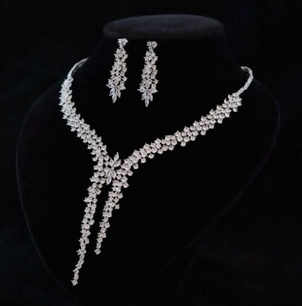 Evening gown paired with a jewelry necklace - 图片 3