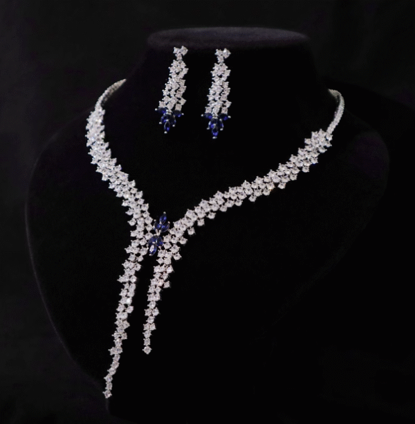 Evening gown paired with a jewelry necklace - 图片 4