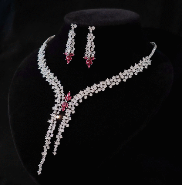 Evening gown paired with a jewelry necklace - 图片 5