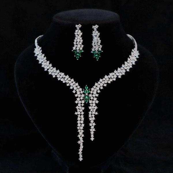 Evening gown paired with a jewelry necklace - 图片 7