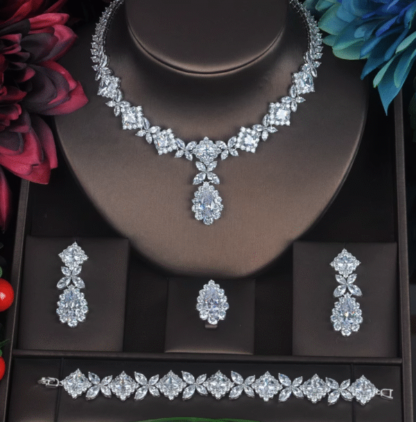 Jewelry, high-end gowns, paired with evening jewelry sets - including necklaces, earrings, rings and bracelets. - 图片 4