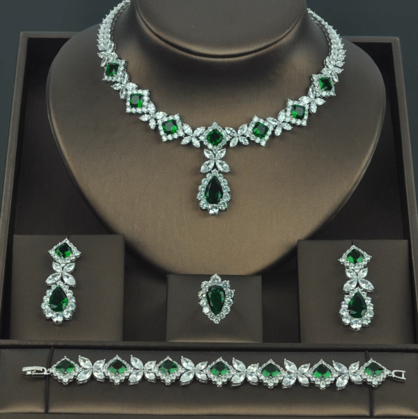 Jewelry, high-end gowns, paired with evening jewelry sets - including necklaces, earrings, rings and bracelets. - 图片 3